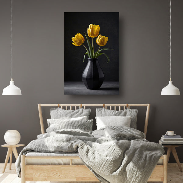 Gele tulpen in een elegante zwarte vaas poster