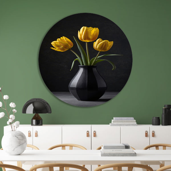 Gele tulpen in een elegante zwarte vaas aluminium muurcirkel