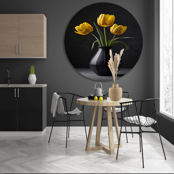 Gele tulpen in een elegante zwarte vaas aluminium muurcirkel