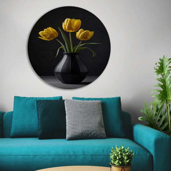 Gele tulpen in een elegante zwarte vaas aluminium muurcirkel