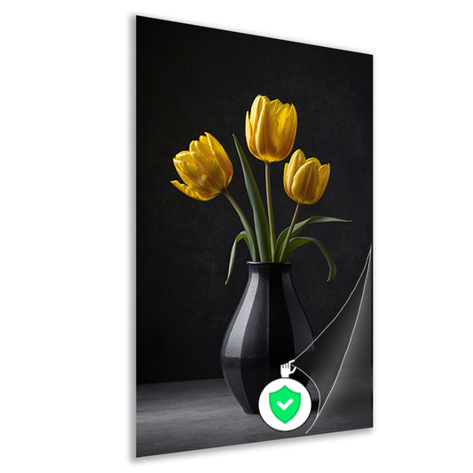 Gele tulpen in een elegante zwarte vaas poster