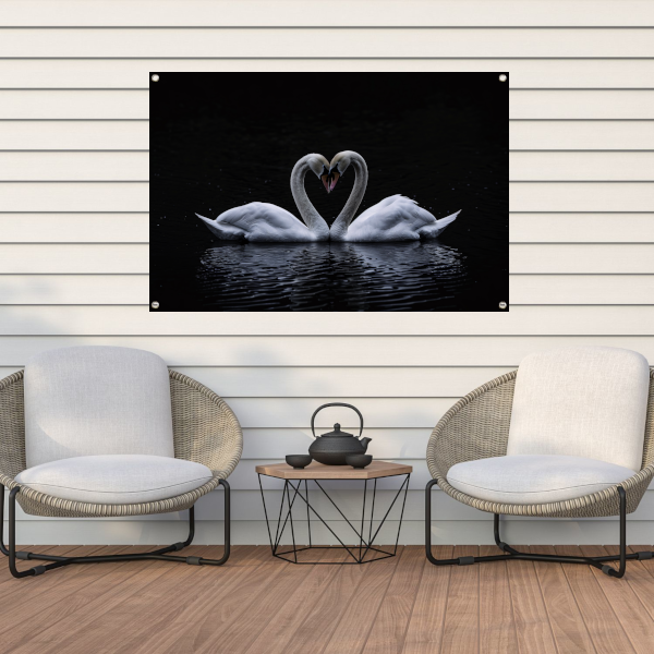 Twee zwanen die hart vormen op water tuinposter