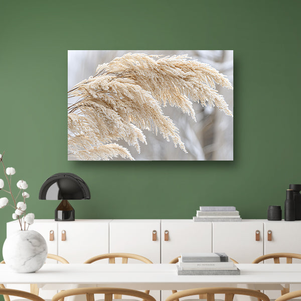 Bevroren grasstelen met winterse ijskristallen poster