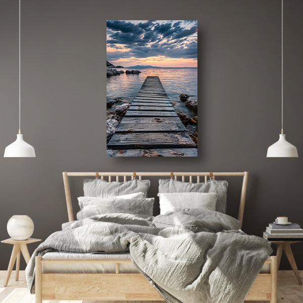 Houten steiger leidt naar rustig zee bij zonsondergang acrylglas