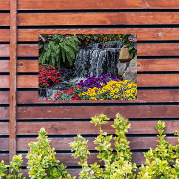 Kleurrijke tuin met bloemen en waterval tuinposter