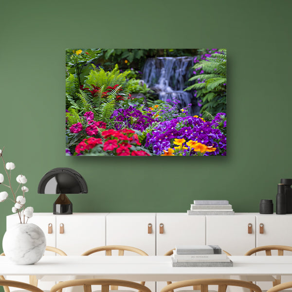 Levendige bloementuin met serene waterval canvas