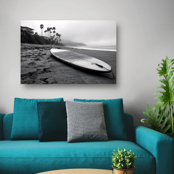 Surfplank en palmbomen op mistig strand canvas