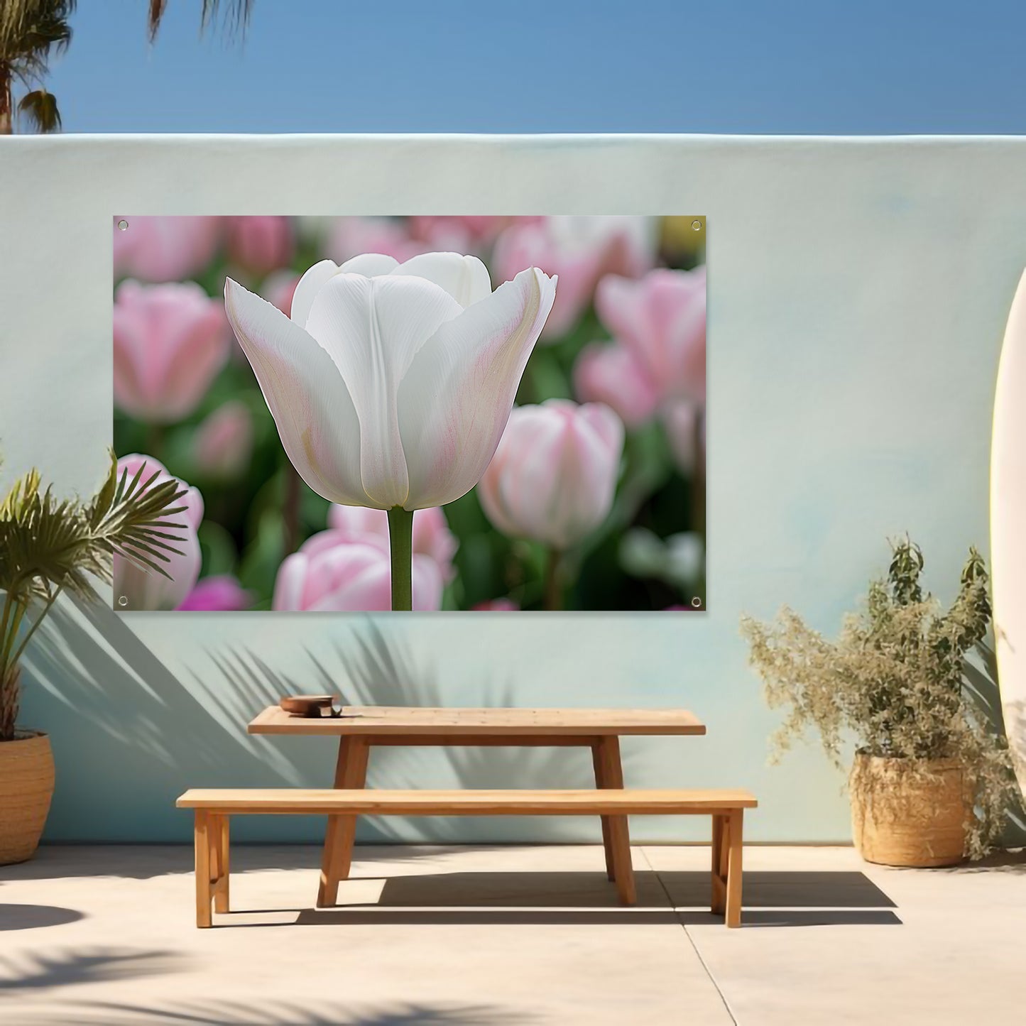 Witte tulp omringd door zachte kleuren tuinposter
