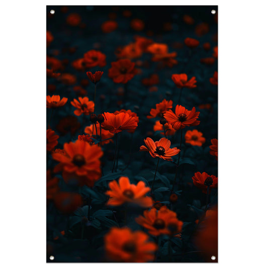 Rode bloemen in de schemering tuinposter