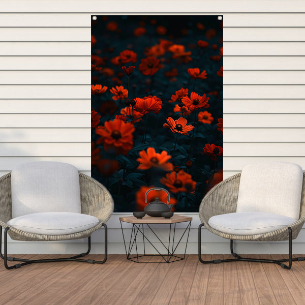 Rode bloemen in de schemering tuinposter