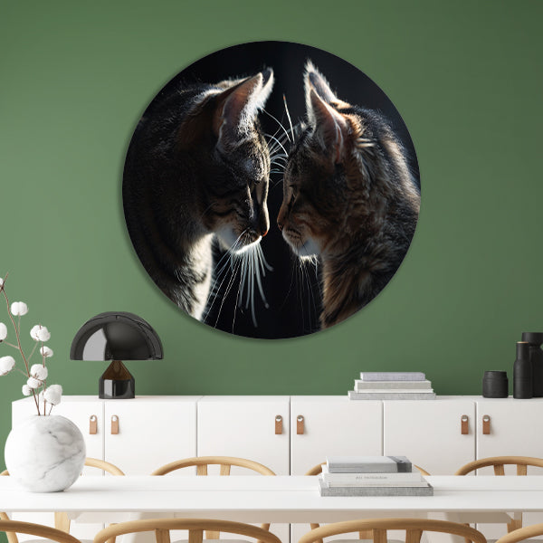 Twee katten in donkere omgeving kijken elkaar aan aluminium muurcirkel