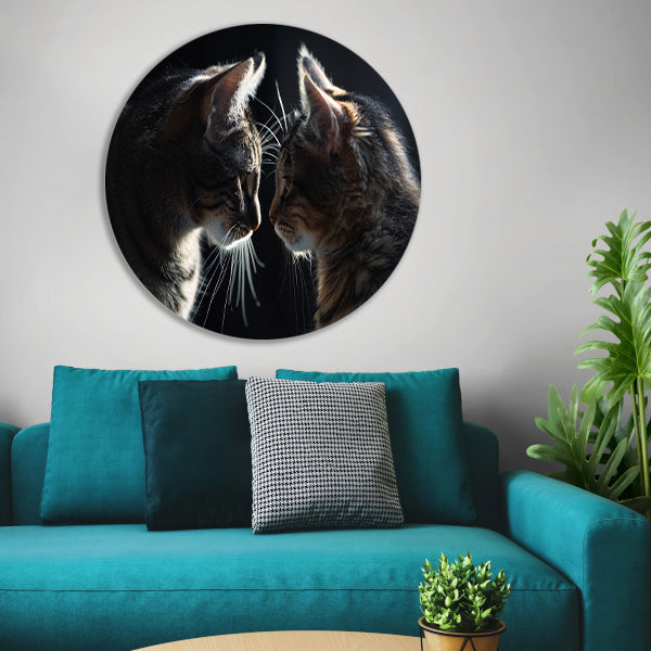 Twee katten in donkere omgeving kijken elkaar aan aluminium muurcirkel