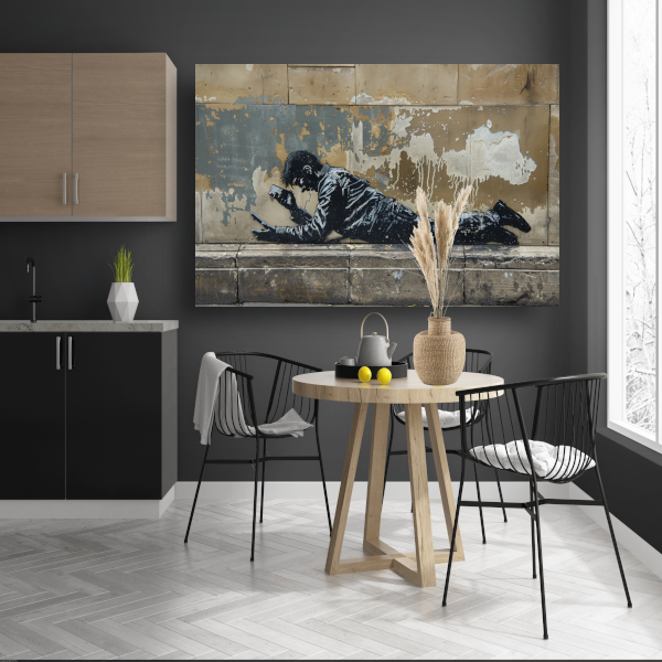 Man Geabsorbeerd door Zijn Smartphone canvas met baklijst