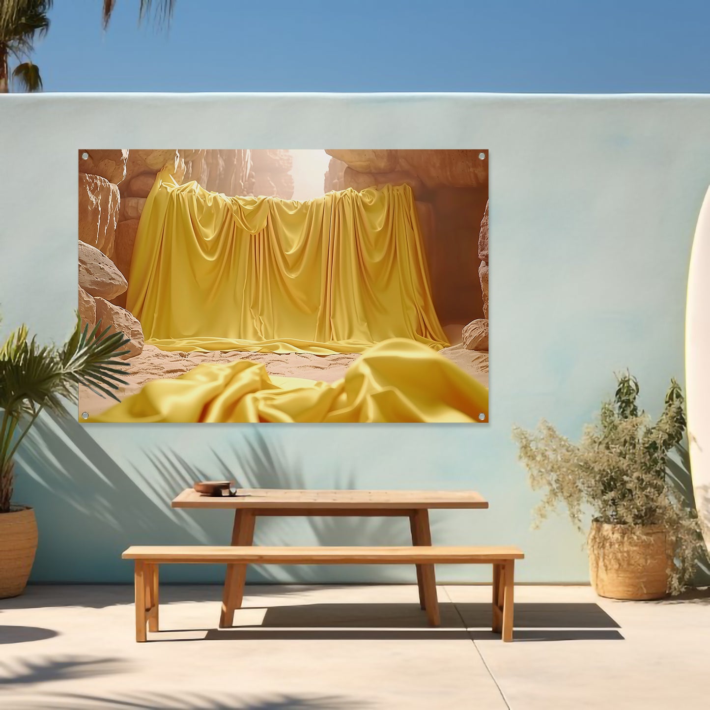 Gele doek in natuurlijke grot omgeving tuinposter