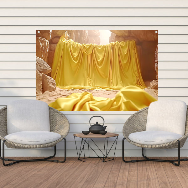 Gele doek in natuurlijke grot omgeving tuinposter