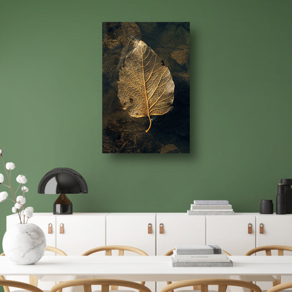 Blad met gouden nerven drijft op donker water canvas
