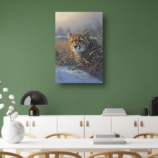 Jonge cheeta in sneeuw bedekt gras canvas met baklijst