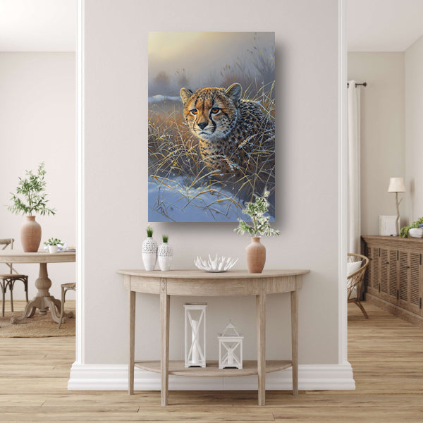 Jonge cheeta in sneeuw bedekt gras canvas met baklijst