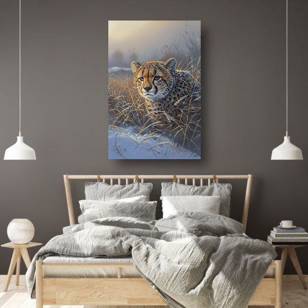Jonge cheeta in sneeuw bedekt gras canvas met baklijst