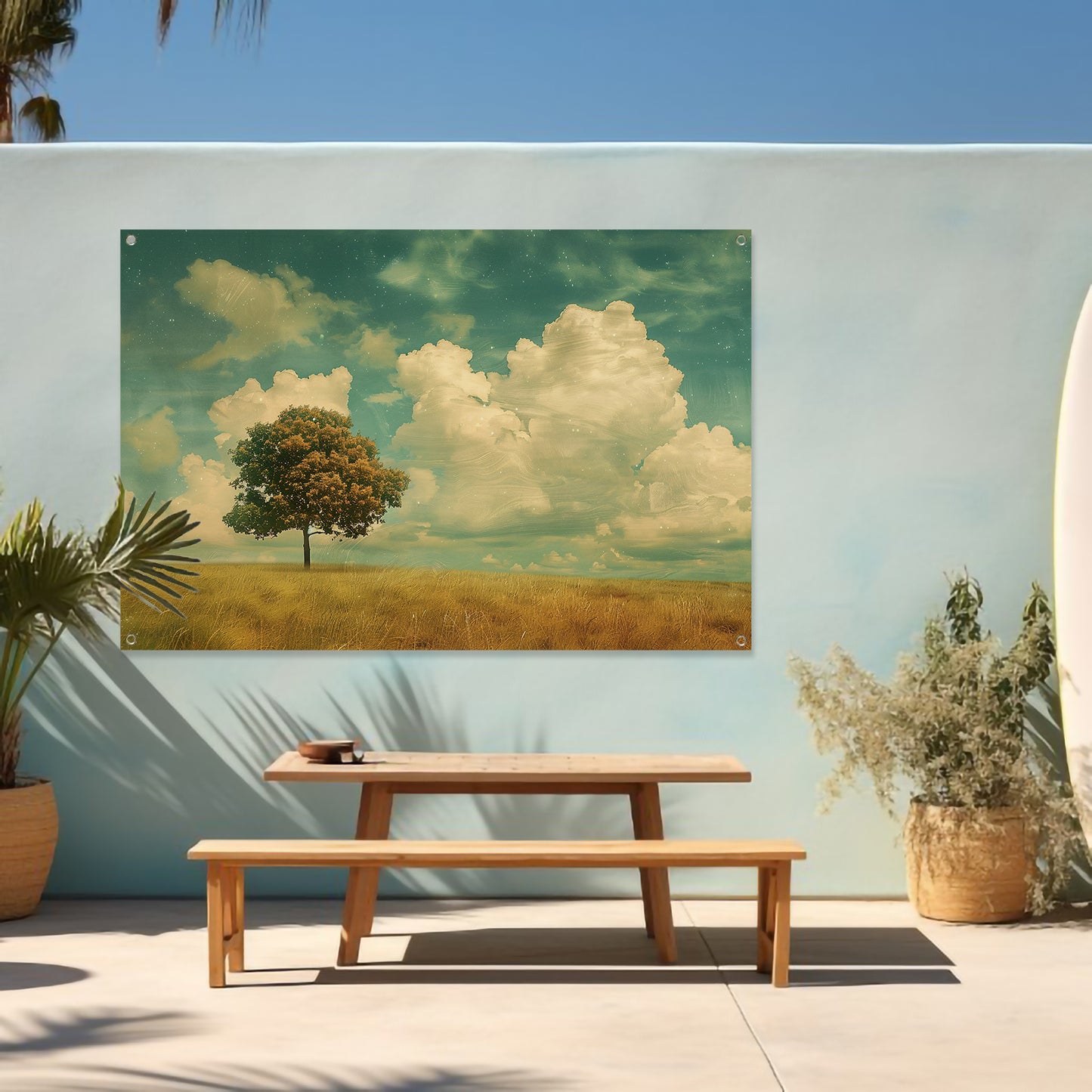 Boom in een uitgestrekt veld onder wolken tuinposter