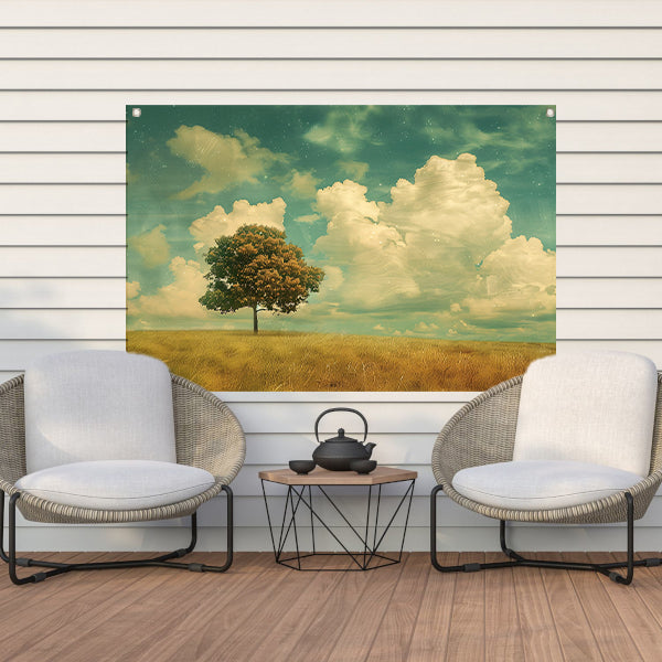 Boom in een uitgestrekt veld onder wolken tuinposter
