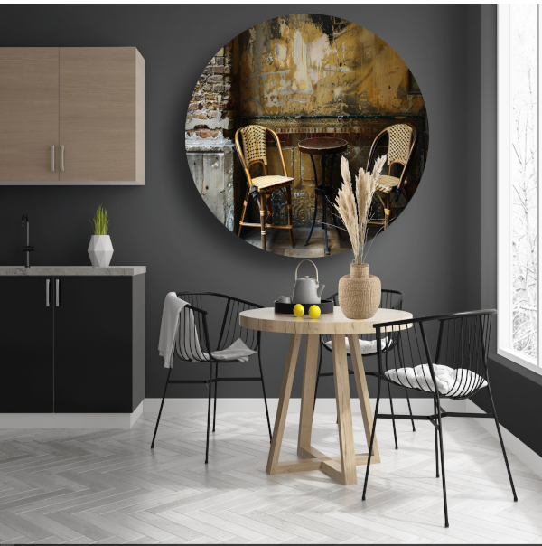 Versleten muur met klassieke bistrostoelen aluminium muurcirkel