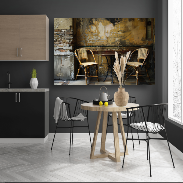 Versleten muur met klassieke bistrostoelen canvas