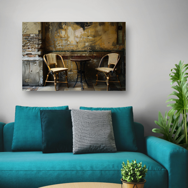 Versleten muur met klassieke bistrostoelen canvas