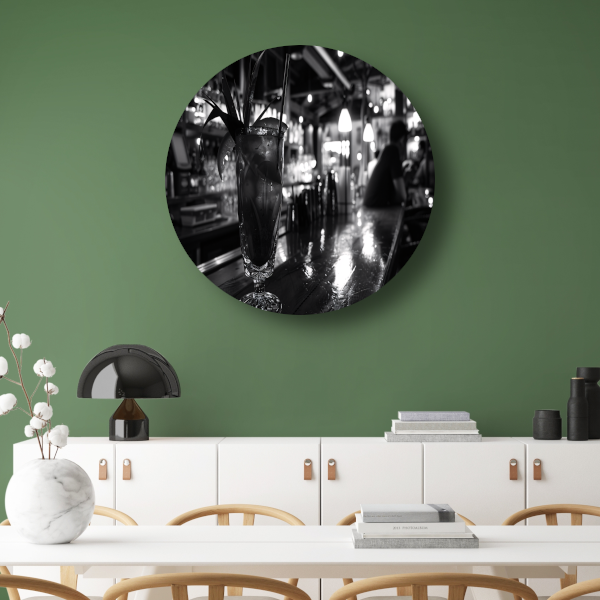 Zwart-wit cocktailglas op houten bar aluminium muurcirkel