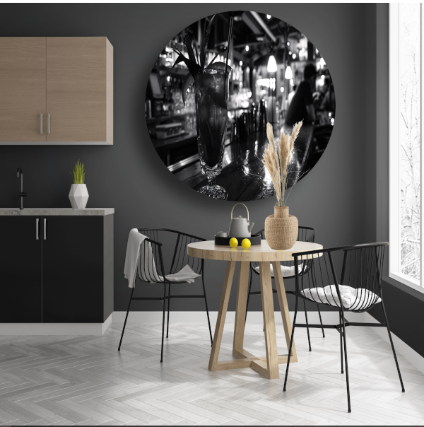 Zwart-wit cocktailglas op houten bar forex muurcirkel