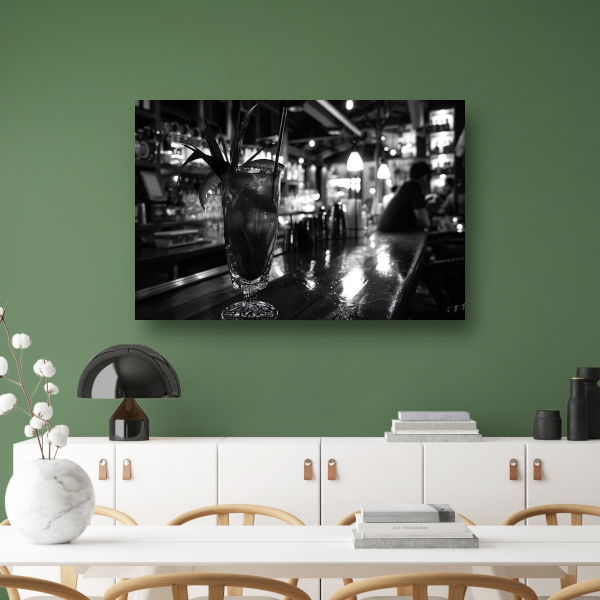 Zwart-wit cocktailglas op houten bar poster
