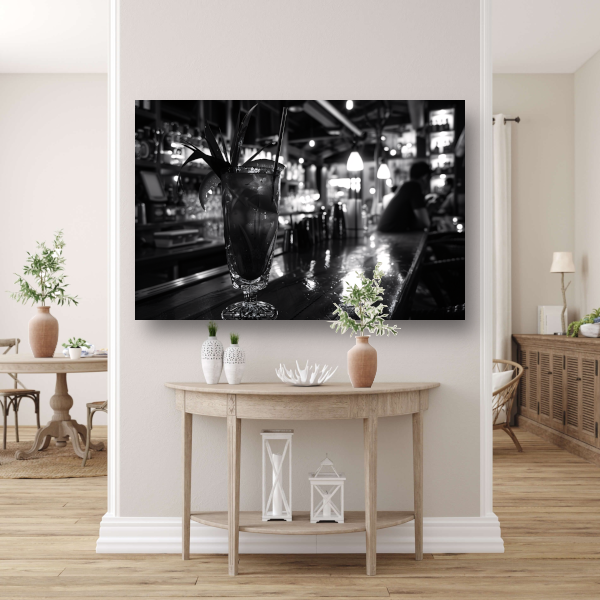 Zwart-wit cocktailglas op houten bar poster