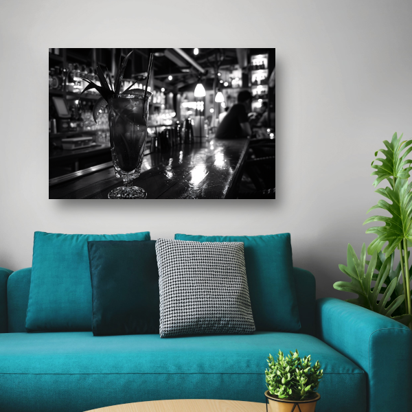 Zwart-wit cocktailglas op houten bar poster