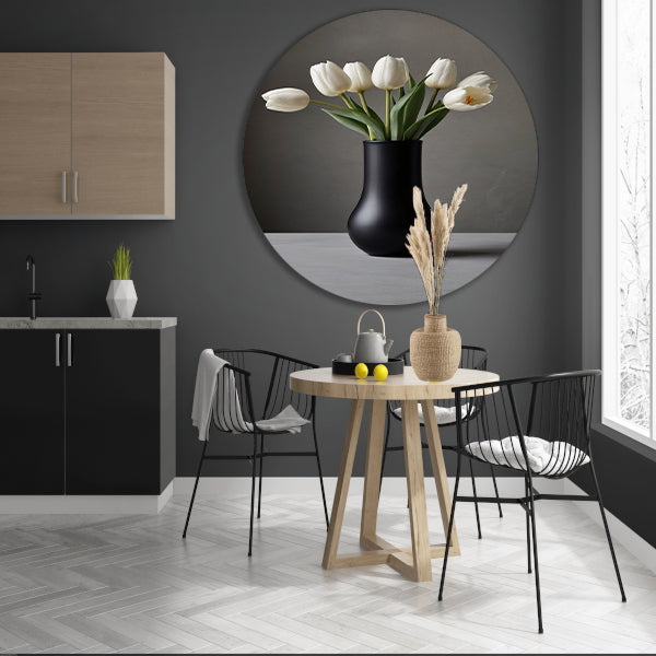 Minimalistische Witte Tulpen in Elegante Zwarte Vaas forex muurcirkel