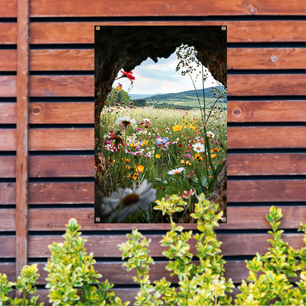 Bloemenveld door een magisch venster tuinposter