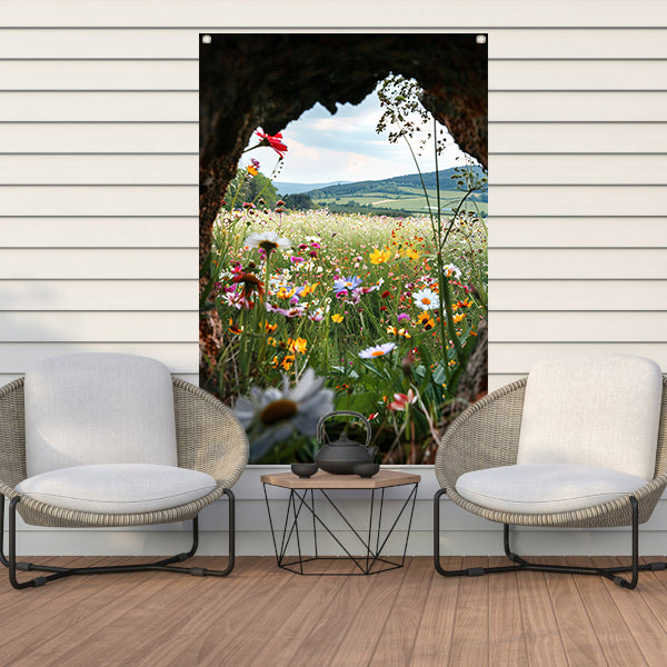 Bloemenveld door een magisch venster tuinposter
