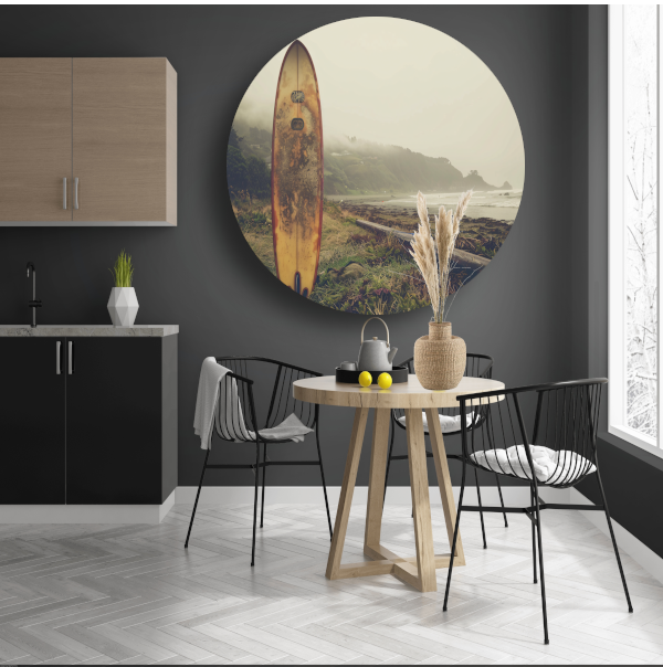 Verweerd Surfboard op Mistig Strand aluminium muurcirkel