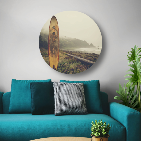 Verweerd Surfboard op Mistig Strand aluminium muurcirkel
