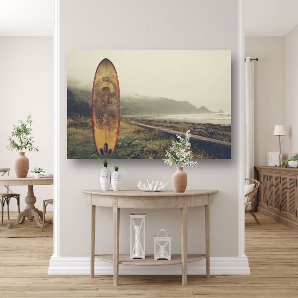Verweerd Surfboard op Mistig Strand canvas