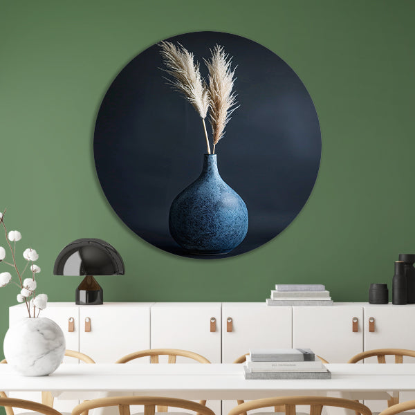 Blauwe vaas met beige pampasgras in minimalistische stijl forex muurcirkel