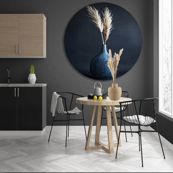 Blauwe vaas met beige pampasgras in minimalistische stijl forex muurcirkel