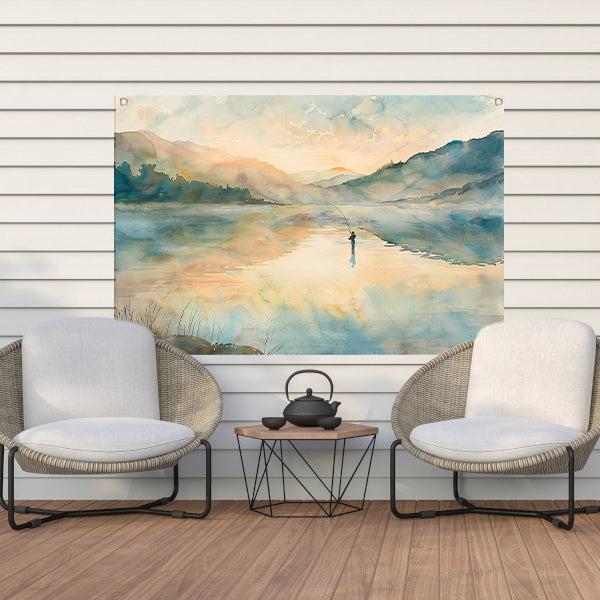 Vissende man in mistig berglandschap tuinposter