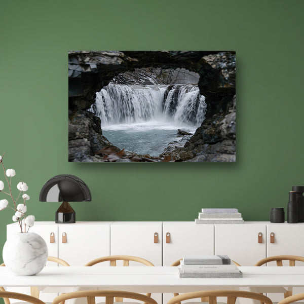 Waterval door natuurlijke rotsopening poster
