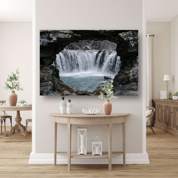 Waterval door natuurlijke rotsopening poster