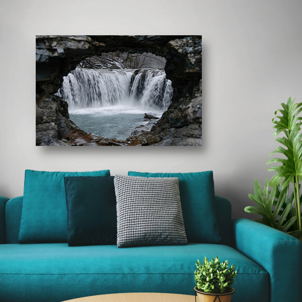 Waterval door natuurlijke rotsopening poster