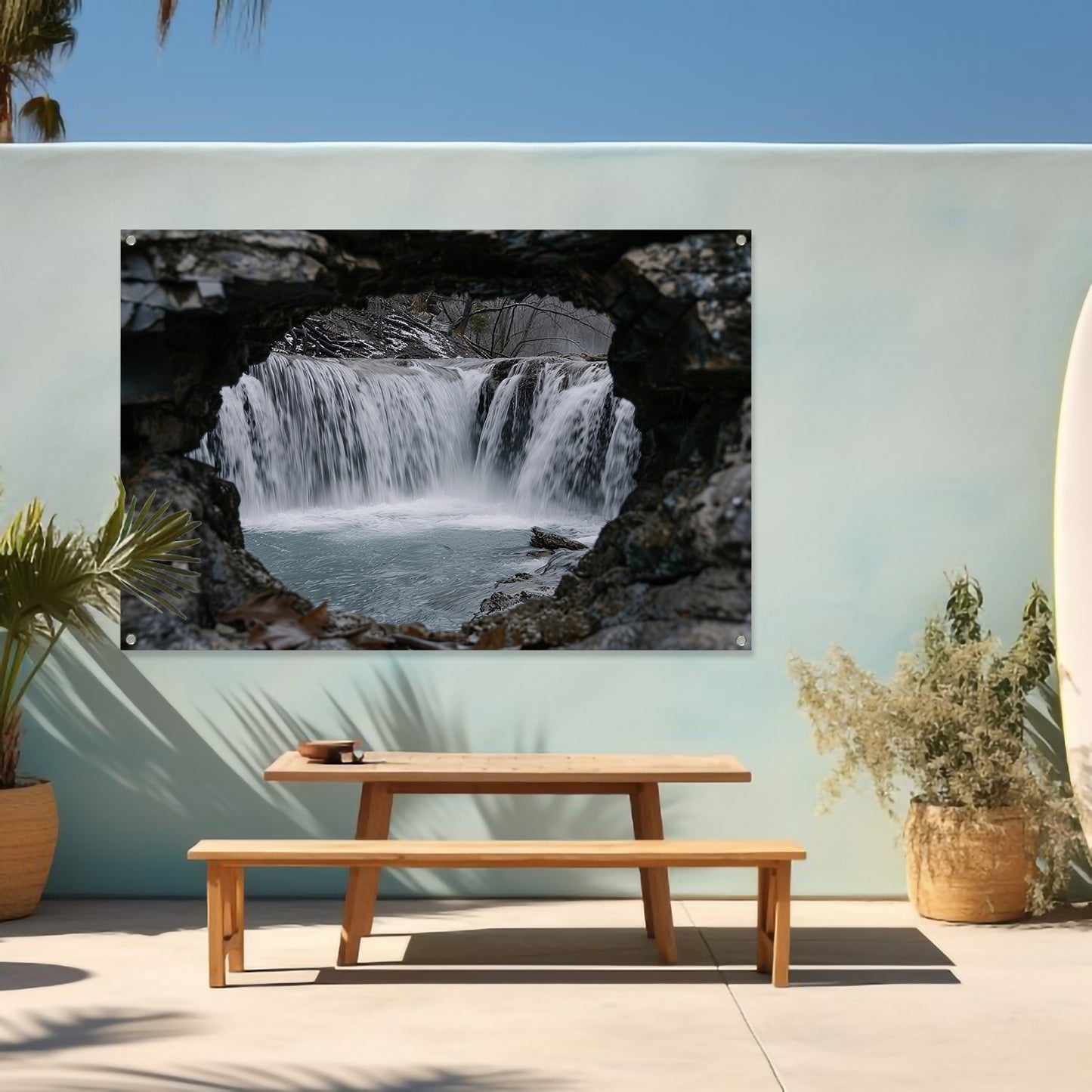 Waterval door natuurlijke rotsopening tuinposter