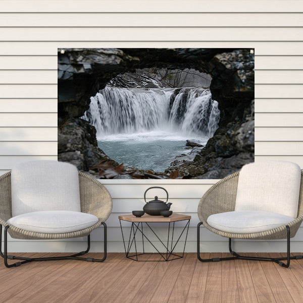 Waterval door natuurlijke rotsopening tuinposter