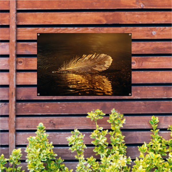Gouden veer drijvend op mysterieus donker water tuinposter