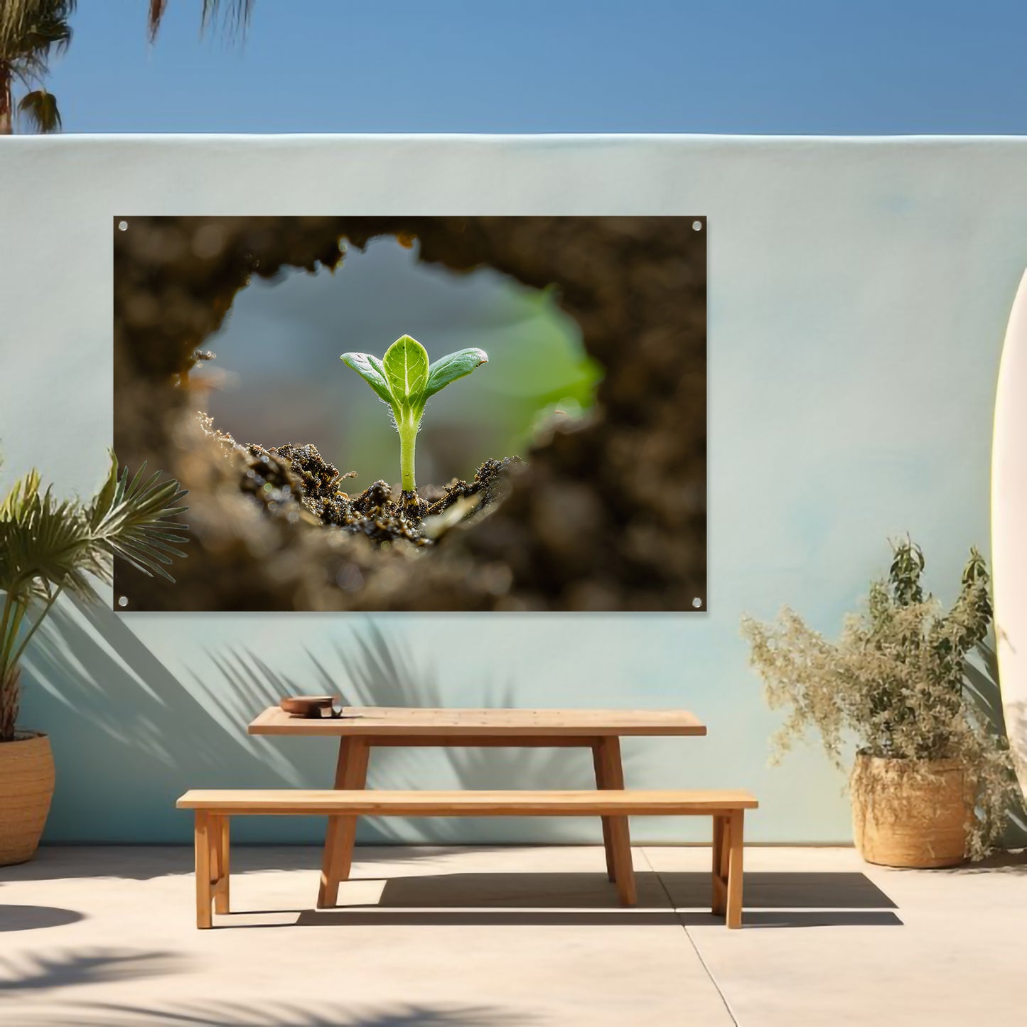 Jonge plant ontspringt uit aarde tuinposter