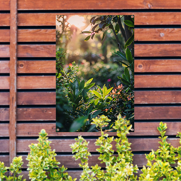 Zonnestralen door groene planten tuinposter